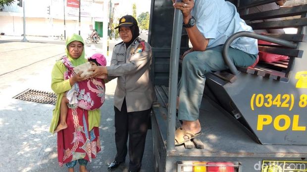 Jumat Berkah, Polisi di Blitar Bagi-bagi Nasi Bungkus