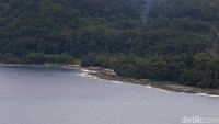 Sepanjang pantai dikelilingi bukit-bukit terjal.