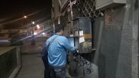 Pemutusan arus listrik di sekitar Ampera dapat dilihat dari gardu tepat di bawah jembatan. Semua gardu utama disegel PLN karena menunggak bayar listrik. 