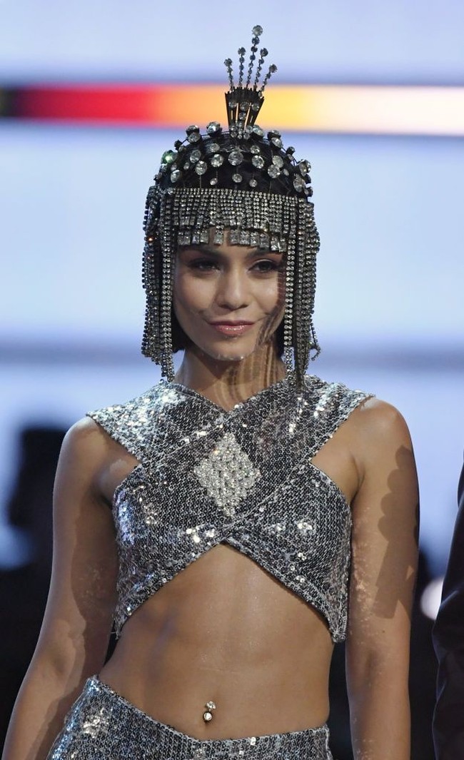 Vanessa Hudgens berhasil menurunkan berat badan 4,5 kg dalam satu bulan dan mendapatkan perut super ramping. Rahasianya adalah latihan yoga dan ikut kelas spinning. Foto: Getty Images