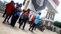Mereka tidak lain adalah warga negara tetangga. Dari Papua Nugini. Pada Kamis itu, mereka tumpah ruah memadati pasar yang ada di Skouw untuk sekadar belanja kebutuhan sehari-hari yang diperlukan.