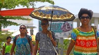 Hari pasar merupakan musim khusus untuk berdagang yang biasanya diadakan warga Papua di perbatasan.