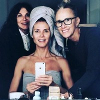 Ia pun sering membuat video persiapan makeup dan rambut untuk dibagikan kepada para pengikut di Instagram.Foto: Instagram @heidiklum