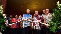 Direktur Utama PT Bank Tabungan Negara (Persero) Tbk. Maryono bersama Gubernur Jawa Tengah, Ganjar Pranowo dan Kepala bank Indonesia Jawa Tengah dan DI Yogyakarta Ponco Wibowo meninjau acara akad massal KPR usai membuka Kantor Wilayah VI dan smart branch BTN di Semarang, Jawa Tengah. Pool/BTN.