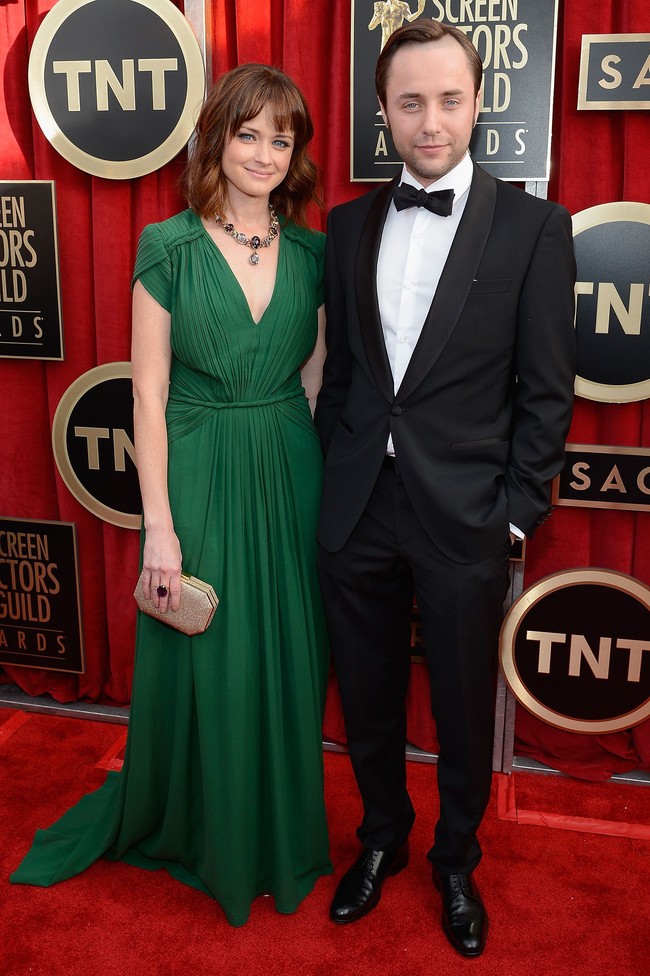 Pasangan Alexis Bledel dan Vincent Kartheiser ini dipertemukan dalam serial Mad Men. Mereka berdua memutuskan untuk menikah pada 2014. Foto: Kevork Djansezian/Getty Images