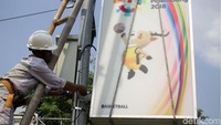 Petugas menurunkan neon box Asian Games 2018.