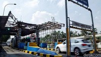 Gerbang Tol (GT) Pejompongan arah ke Semanggi kembali dibuka usai mengalami kebakaran, Jumat (28/9/2018).