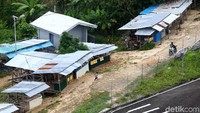 Beberapa bangunan seperti warung juga terlihat berderetan.