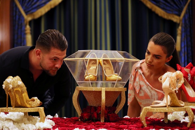 Sepatu yang tengah dipamerkan di lantai paling atas Hotel Burj Al Arab, Dubai ini juga dihiasi lebih dari 100 karat berlian yang disematkan di atas emas putih. Foto: REUTERS/Satish Kumar