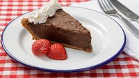 Sederhana tapi tetap menawan, chocolate pie jepretan @pie.town ini tampil dengan whipped cream dan irisan buah strawberry. Foto: Instagram