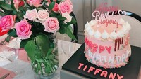 Penyanyi Korea Selatan kelahiran California ini mendapat kejutan kue ulang tahun dan bunga mawar. Pastinya Tiffany senang karena keduanya berwarna pink yang merupakan warna favoritnya! Foto: Instagram tiffanyyoungofficial