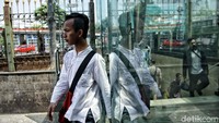 Terowongan itu selalu ramai oleh aktivitas warga yang ingin menyeberang jalan.