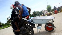 Hari pasar biasanya terjadi dalam dua hari selama seminggu, yaitu pada hari Selasa dan Kamis. Mereka yang belanja tak hanya dari warga sekitar. Tapi juga warga negara Papua Nugini. 