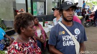 Nilai tukar 1 kina sendiri berkisar Rp 3.500-4.000. Tergantung kursnya. Biasanya, orang Papua Nugini membawa kina secukupnya untuk berbelanja di Pasar Skouw. Warga Papua Nugini yang datang menyeberang untuk berbelanja di pasar dekat PLBN. Mereka menyebut kawasan ini sebagai batas. 