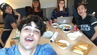 Ada keju, breadstick, dan biskuit yang jadi camilan Noah dan teman-temannya saat ngumpul dan berdiskusi bersama. Foto: Twitter @noahcent