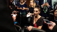 Namun banyak pula yang membela Alyssa Milano dengan menyebut ia bebas berbusana apapun dan di manapun. Erin Schaff-Pool/Getty Images
