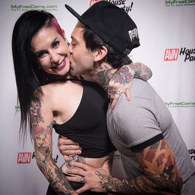 Pada awalnya, Joana mengaku cemburu ketika Aaron beradegan mesra dengan wanita lain. Aaron pun membuktikan cintanya dengan menikahi Joana.  Foto: Instagram