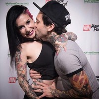 Pada awalnya, Joana mengaku cemburu ketika Aaron beradegan mesra dengan wanita lain. Aaron pun membuktikan cintanya dengan menikahi Joana.  Foto: Instagram