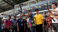 Di sela tinjauannya tersebut Mensos AGK bersama Ketua INAPGOC Raja Sapta Oktohari mencoba memanah menggunakan busur yang akan digunakan oleh para atlet panahan di pertandingan Asian Para Games 2018.