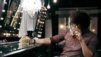 Shin Lim yang berdarah Amerika Kanada ini sering berpose keren ketika menikmati minuman favoritnya. Sambil duduk di kursi bar, Shin asyik minum sambil memainkan kartu. Foto: Instagram shin lim