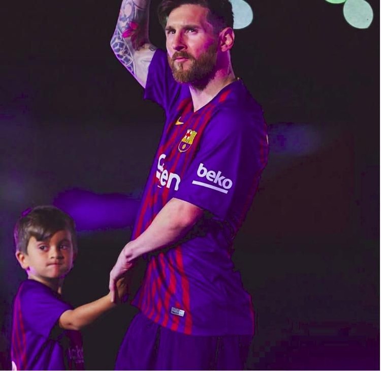 Momen Manis Pemain Barcelona Bersama Anak  anak 