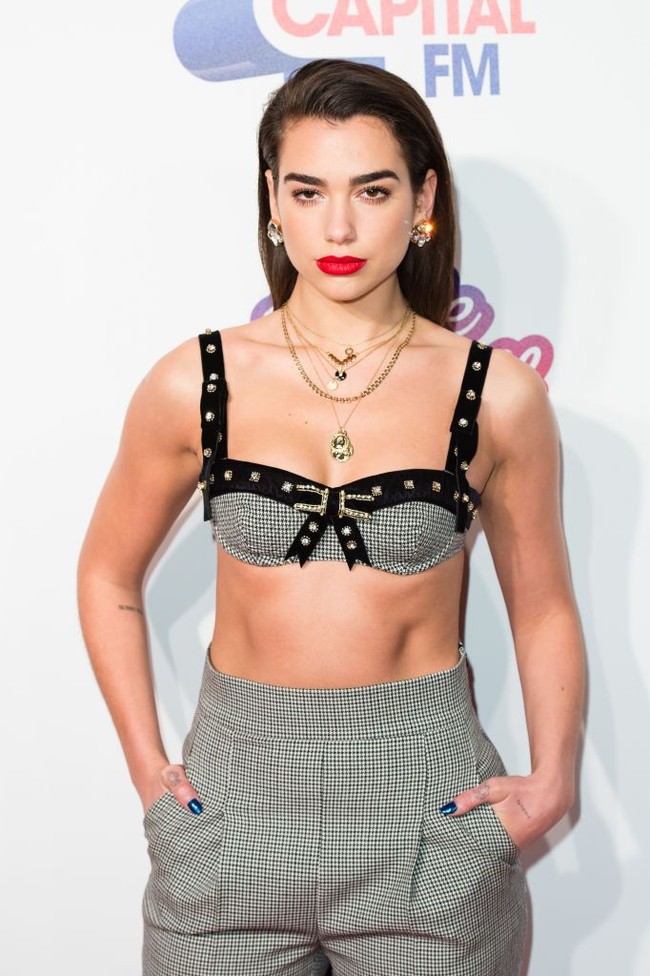 Penyanyi Dua Lipa juga kerap tampil memamerkan perutnya yang rata saat konser maupun di red carpet. Perut yang ramping dan berotot didapatkannya berkat rutin latihan interval berintensitas tinggi. Latihan interval bisa membakar lebih banyak kalori. Foto: Getty Images