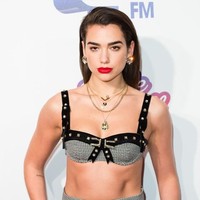 Penyanyi Dua Lipa juga kerap tampil memamerkan perutnya yang rata saat konser maupun di red carpet. Perut yang ramping dan berotot didapatkannya berkat rutin latihan interval berintensitas tinggi. Latihan interval bisa membakar lebih banyak kalori. Foto: Getty Images
