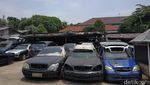 Mengais Rezeki dari Bangkai Mobil