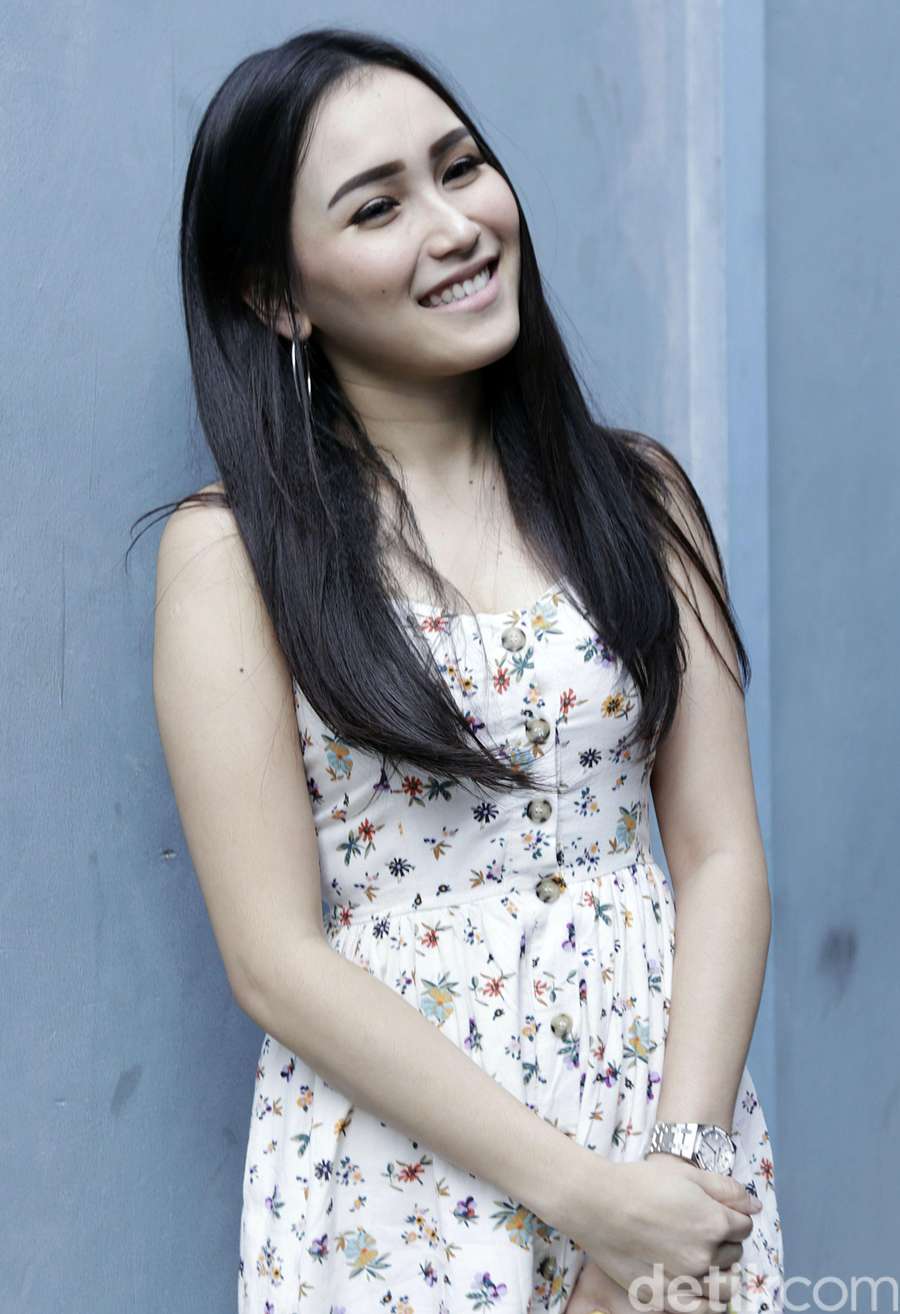 Gaya Santai Ayu Ting Ting dengan Daster dan Sandal, Yay or 