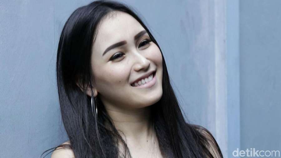 Gaya Santai Ayu Ting Ting dengan Daster dan Sandal, Yay or 