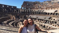 Debbie tak melewatkan Colloseum untuk dikunjungi. (yehdeb/Instagram)