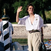 Jane Birkin di Venice Film Festival 2009. Di usianya yang sudah tak muda lagi, ibu tiga anak ini tak kehilangan selera gayanya yang modis dan kekinian. (Foto: Getty Images)