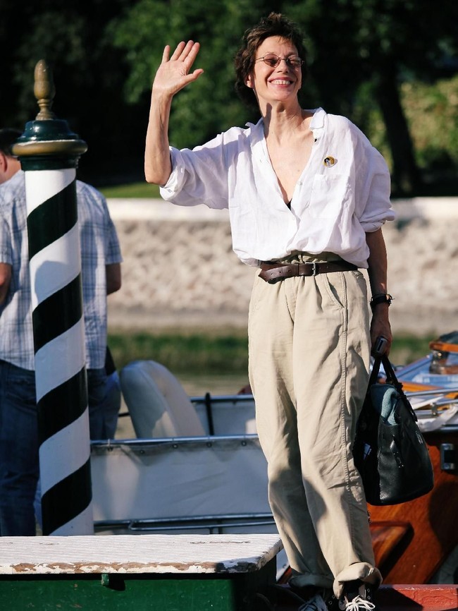 Jane Birkin di Venice Film Festival 2009. Di usianya yang sudah tak muda lagi, ibu tiga anak ini tak kehilangan selera gayanya yang modis dan kekinian. (Foto: Getty Images)