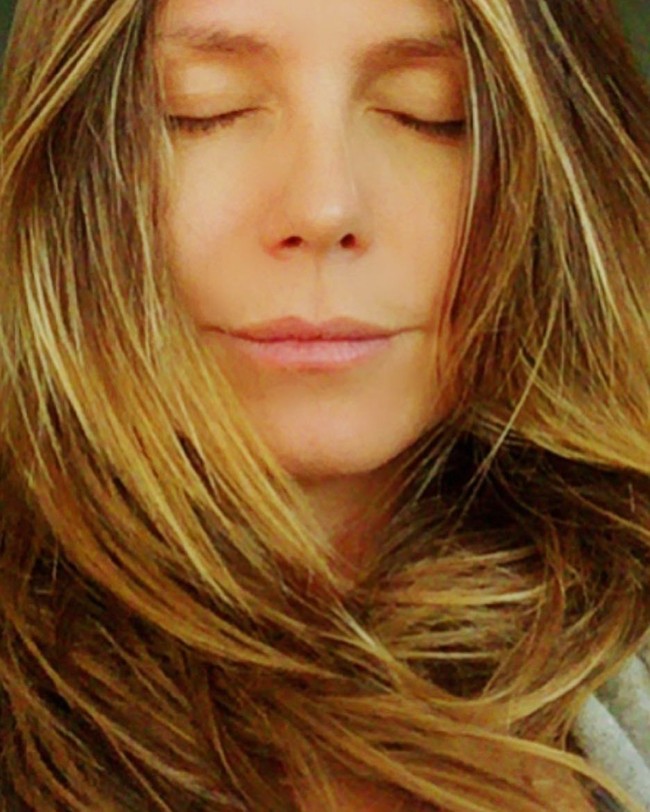 Aku merasa beberapa produk di luaran sana terlalu keras, mengambil semua minyak natural dan semuanya. Produk-produk yang ditujukan untuk anak-anak bagus karena mereka melewati lebih banyak tes. Kita tidak seharusnya melupakannya, kata Heidi Klum. Foto: Instagram @heidiklum