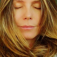 Aku merasa beberapa produk di luaran sana terlalu keras, mengambil semua minyak natural dan semuanya. Produk-produk yang ditujukan untuk anak-anak bagus karena mereka melewati lebih banyak tes. Kita tidak seharusnya melupakannya, kata Heidi Klum. Foto: Instagram @heidiklum