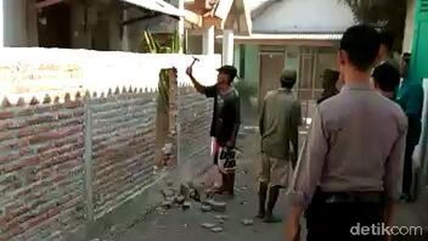 Hore, Pagar yang Blokade Rumah Khotijah Akhirnya Dibongkar Sebagian