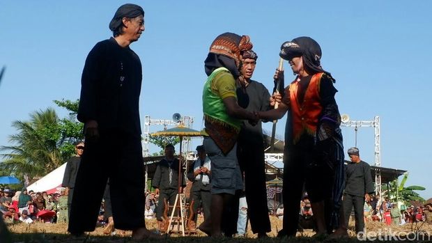 Tradisi Ujungan untuk meminta hujan di Banjarnegara.