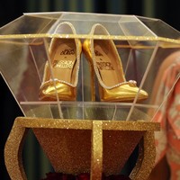 Seperti dikutip Reuers, sepasang sepatu ini dijual dengan harga Rp 253 miliar karena bahan bakunya yang begitu mewah. Sepatu tersebut terbuat dari kulit emas. Foto: REUTERS/Satish Kumar