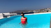 Liburan ke Mykonos, Yunani, Thylane asyik main basah-basahan di kolam renang. (thylaneblondeau/Instagram)
