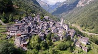 Ini adalah desa terepscil yang berada di lereng Pegunungan Corippo, 250 km dari Bern, Swiss.  (Ticino Turismo)