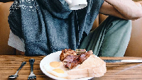 Aktor berusia 22 tahun ini, memilih roti panggang dengan bacon dan kopi sebagai menu sarapannya. Posenya charming sekali ya? Foto: Istimewa