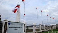 Mercusuar ini terletak di Jalan Skouw Wutung dekat dengan gerbang utama perbatasan RI-Papua Nugini.