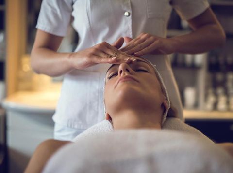 Perawatan wajah sebelum pernikahan.