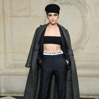 Model dan aktris Cara Delevingne selalu melatih otot perut dan torsonya. Seperti side plank, rotasi torso juga push up. Foto: Getty Images