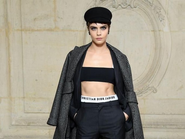 Model dan aktris Cara Delevingne selalu melatih otot perut dan torsonya. Seperti side plank, rotasi torso juga push up. Foto: Getty Images