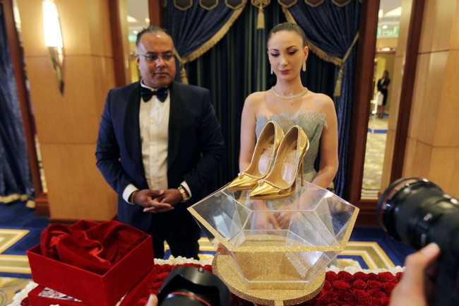 Meskipun harga jualnya sungguh fantastis, sepatu emas yang dihiasi berlian ini diyakini akan terjual. “Kami melihat ada pembeli potensial di sini. Dubai adalah kotanya para jutawan dan miliuner,” ujar pimpinan dari Passion Jewellers, Hemani Karamchandani, pihak yang membuat sepatu super mewah ini. Foto: REUTERS/Satish Kumar