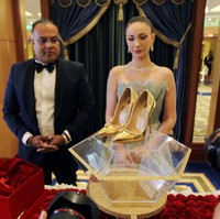 Meskipun harga jualnya sungguh fantastis, sepatu emas yang dihiasi berlian ini diyakini akan terjual. “Kami melihat ada pembeli potensial di sini. Dubai adalah kotanya para jutawan dan miliuner,” ujar pimpinan dari Passion Jewellers, Hemani Karamchandani, pihak yang membuat sepatu super mewah ini. Foto: REUTERS/Satish Kumar