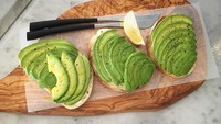 Mungkin ini ya rahasia langsing Tiffany. Ia menulis sunDATE pada foto irisan alpukat di atas roti ini. Nyam nyamm! Foto: Instagram tiffanyyoungofficial