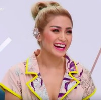 Makeup nggak kalah maksimal dengan eyeshadow dan blush-on yang merah merona, berikut hair-do dengan rambut pirang yang diikat ke atas. Tidak ketinggalan anting yang bentuk mirip sarang laba-laba. Foto: YouTube/AsNTM