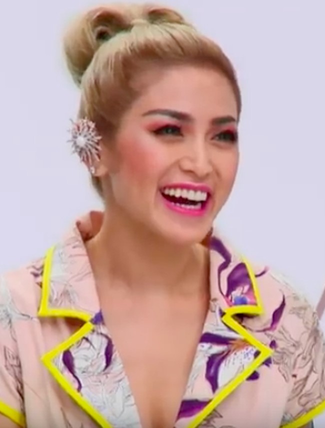 Makeup nggak kalah maksimal dengan eyeshadow dan blush-on yang merah merona, berikut hair-do dengan rambut pirang yang diikat ke atas. Tidak ketinggalan anting yang bentuk mirip sarang laba-laba. Foto: YouTube/AsNTM